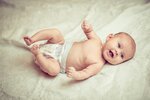 jonge-baby-ligt-op-deken.jpg